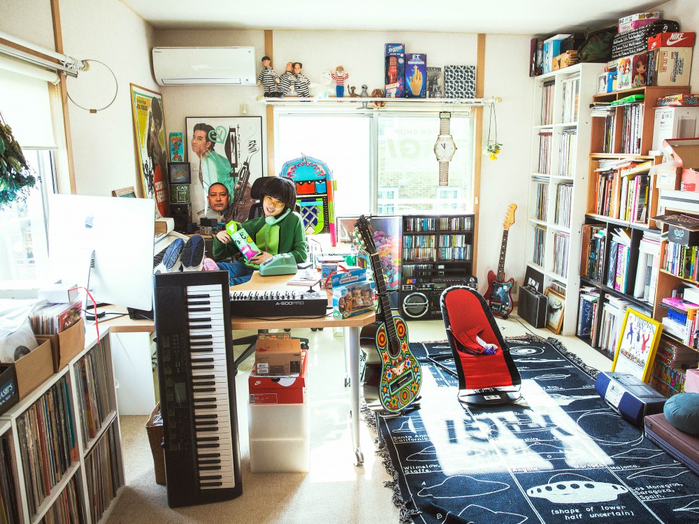 ROOM IS STYLE<br>ストリートの遊び心を詰めこんで<br>VOL.01<br>大量のモノで溢れかえった<br>楽曲制作家族団欒の空間<br>オカモトレイジ(OKAMOTO’S)
