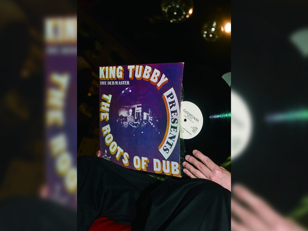 手に、耳にしたレコードの<br>ジャケットから広がる世界を<br>NO.02<br>ISSUGI