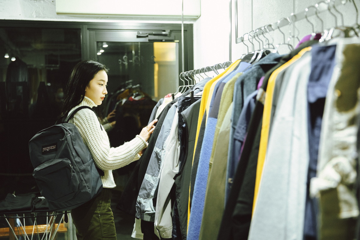 スタイルと遊び心が詰まった<br>自分だけが知るバッグの価値を<br>vol.2 Haru<br>– JANSPORT –